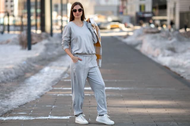 Co pasuje do szarych dresów damskich? Stylizacje, które zachwycają! Co pasuje do szarych dresów damskich? Stylizacje, które zachwycają!