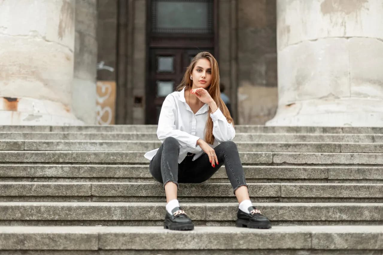 Jakie buty do szarych spodni damskich wybrać, aby zachwycić stylizacją? Jakie buty do szarych spodni damskich wybrać, aby zachwycić stylizacją?