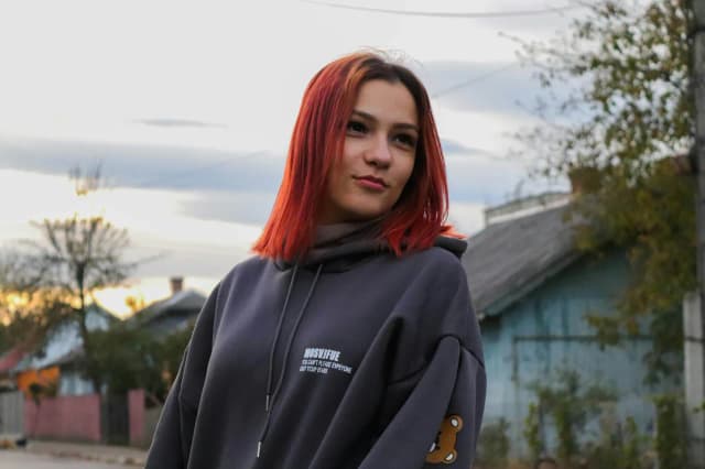 Bluza damska z kapturem czy bez? Odkryj, który model najlepiej pasuje do Twojego stylu Bluza damska z kapturem czy bez? Odkryj, który model najlepiej pasuje do Twojego stylu