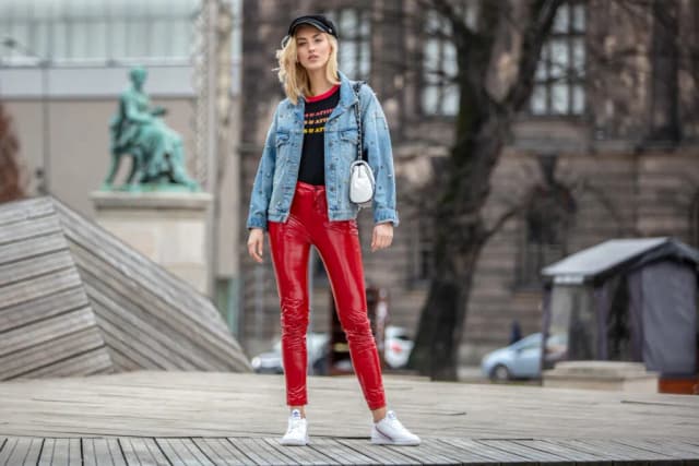 Czerwone spodnie damskie z czym nosić - stylizacje, które zachwycą każdego Czerwone spodnie damskie z czym nosić - stylizacje, które zachwycą każdego