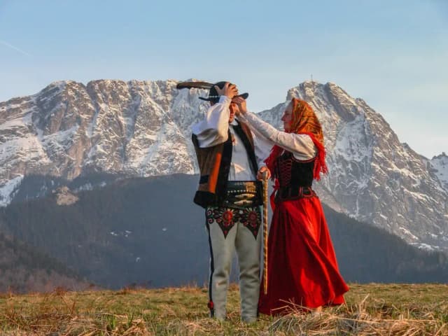 Jak wygląda strój góralski damski? Poznaj jego wyjątkowe elementy i materiały. Jak wygląda strój góralski damski? Poznaj jego wyjątkowe elementy i materiały.