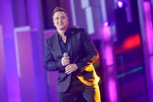 Ile lat ma wokalista zespołu Weekend? Zaskakujące fakty o Radosławie Liszewskim Ile lat ma wokalista zespołu Weekend? Zaskakujące fakty o Radosławie Liszewskim